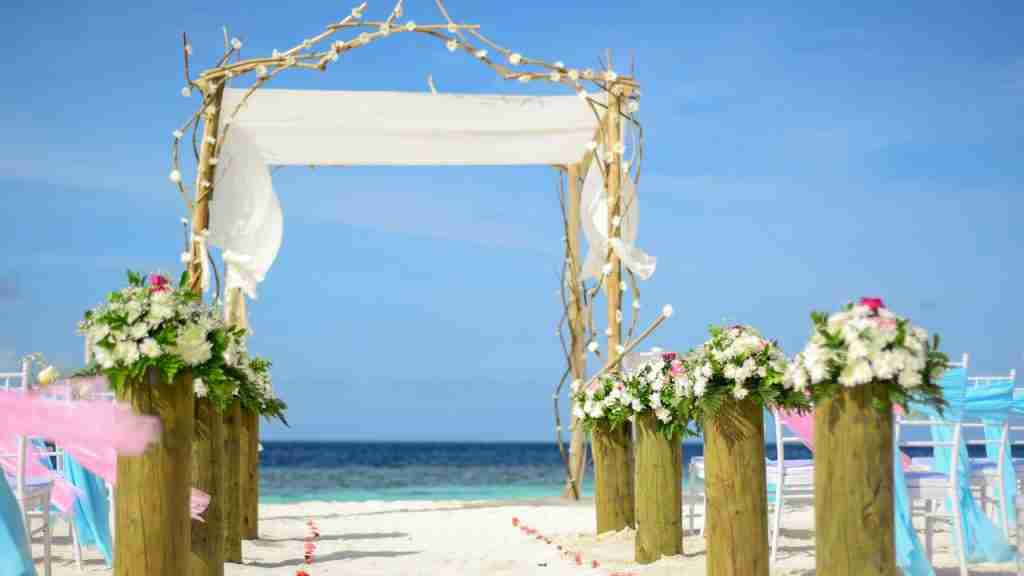 Affordable Tiki Charm – Beach Weddings in the Scenic Settings of Palm Beach and Beyond