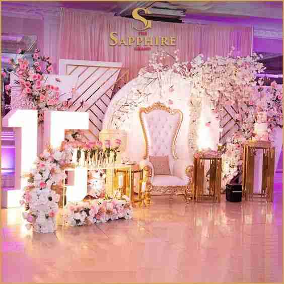 5 Creative Ways to Use Throne Couches at Your Wedding